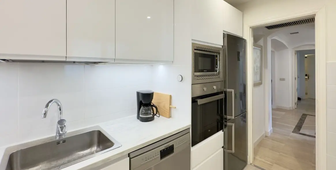Sale of middle floor apartment in Elviria 19