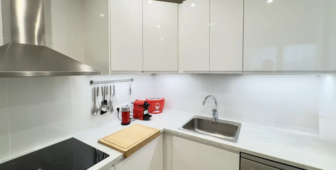 Sale of middle floor apartment in Elviria 21