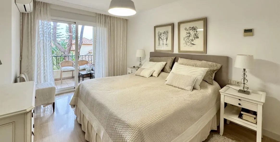 Sale of middle floor apartment in Elviria 22