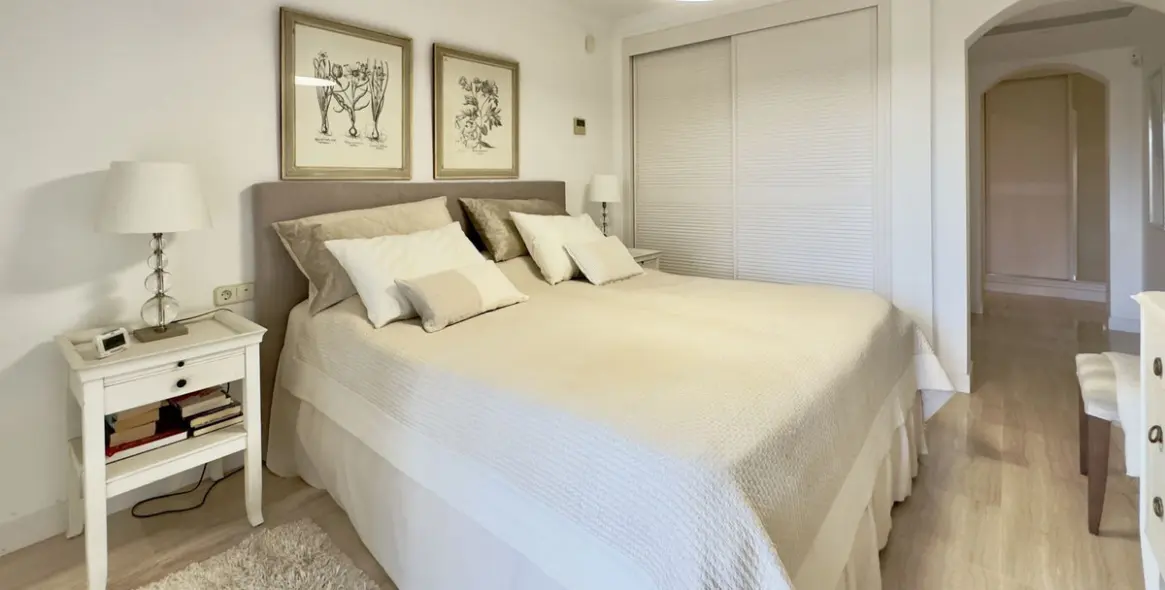 Sale of middle floor apartment in Elviria 23