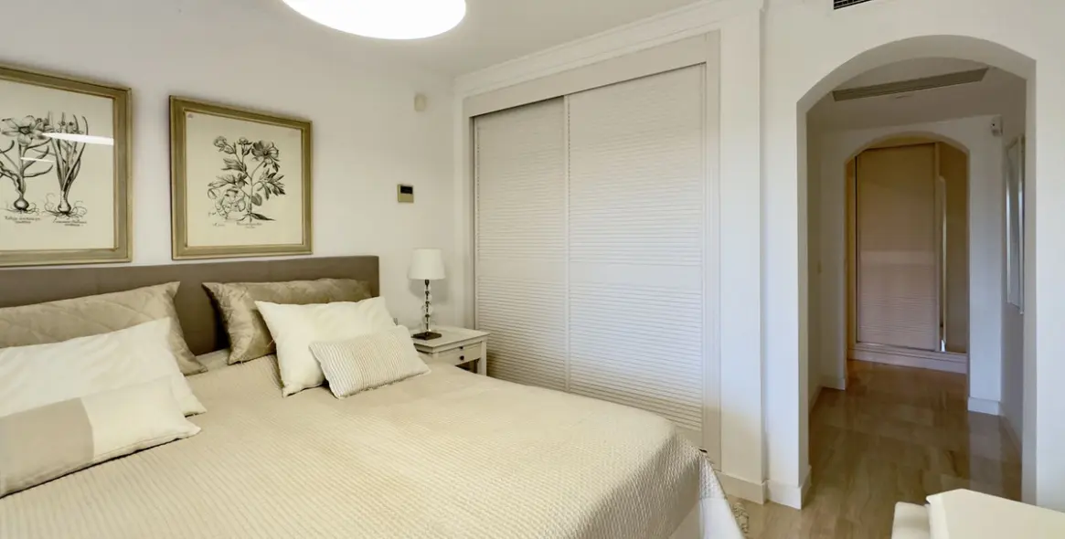 Sale of middle floor apartment in Elviria 24