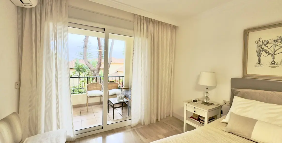 Sale of middle floor apartment in Elviria 25