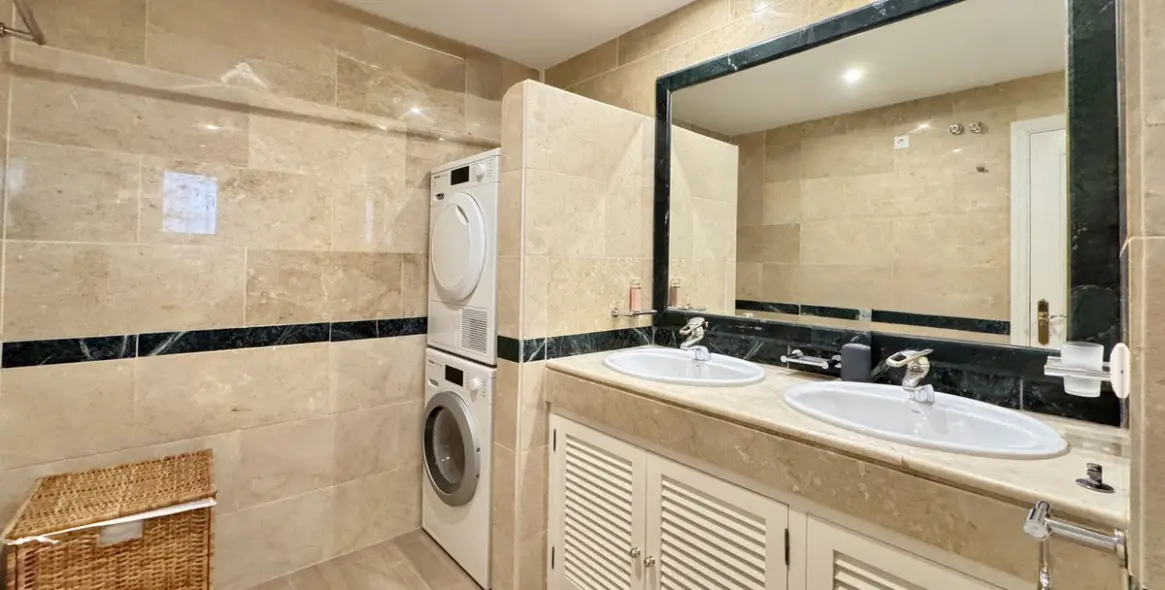 Sale of middle floor apartment in Elviria 26