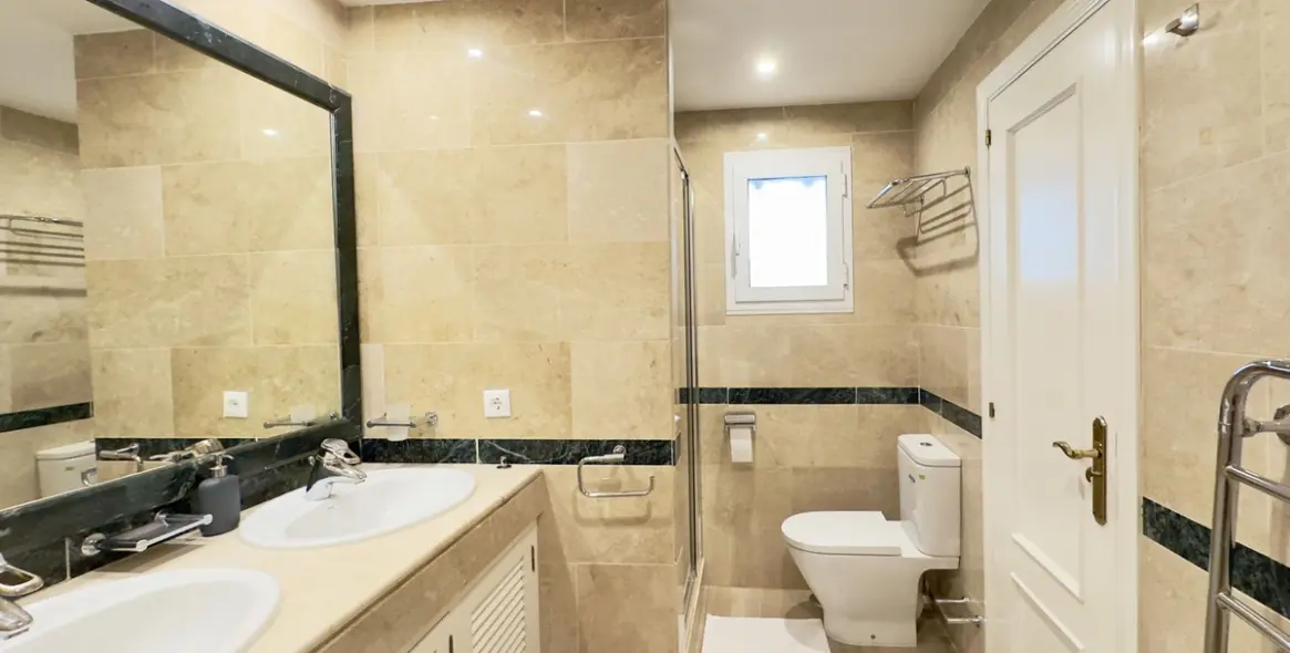 Sale of middle floor apartment in Elviria 27