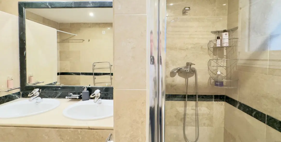 Sale of middle floor apartment in Elviria 28
