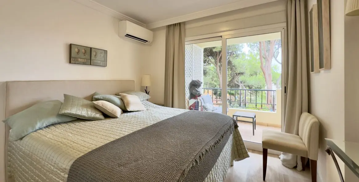 Sale of middle floor apartment in Elviria 29