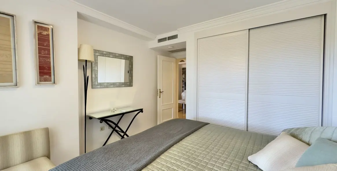 Sale of middle floor apartment in Elviria 30