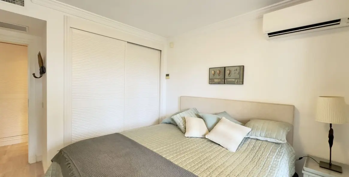 Sale of middle floor apartment in Elviria 31