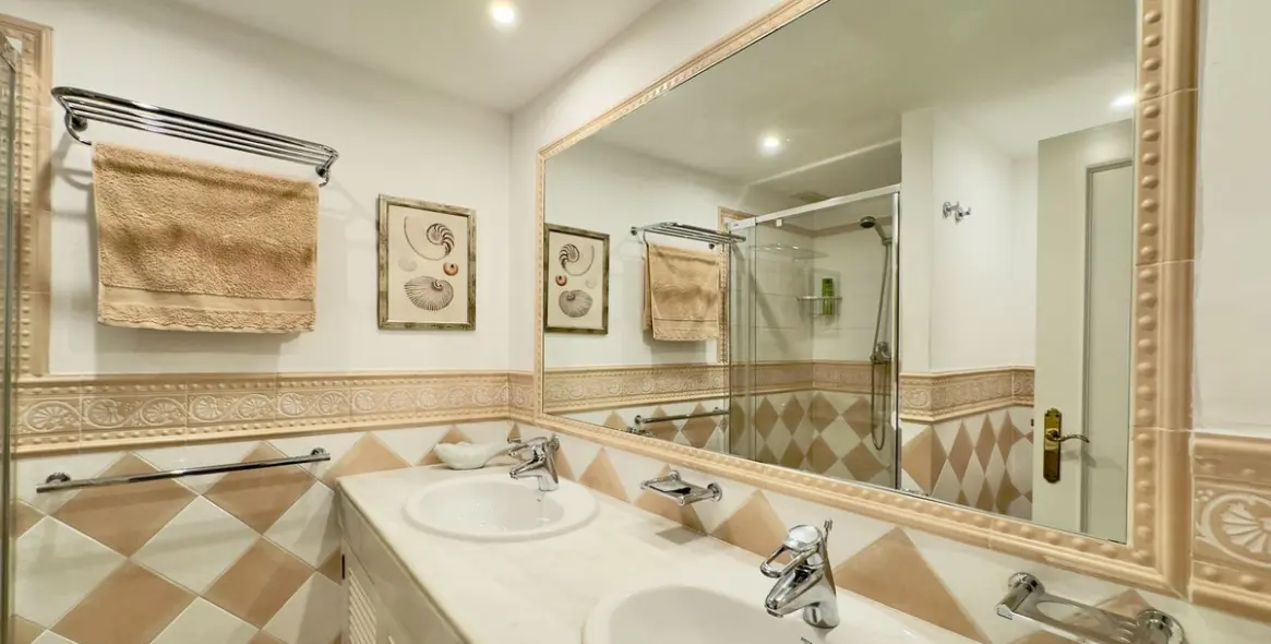 Sale of middle floor apartment in Elviria 33