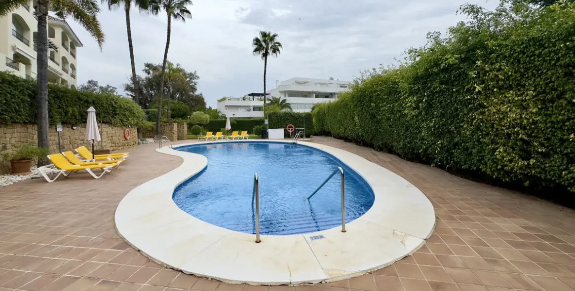 Sale of middle floor apartment in Elviria 34