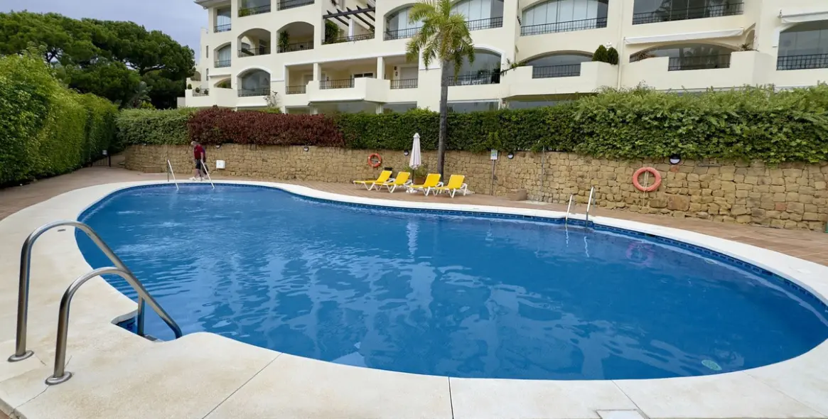 Sale of middle floor apartment in Elviria 35