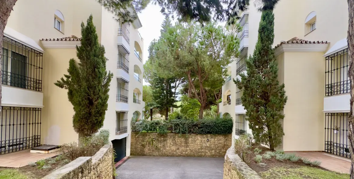 Sale of middle floor apartment in Elviria 36