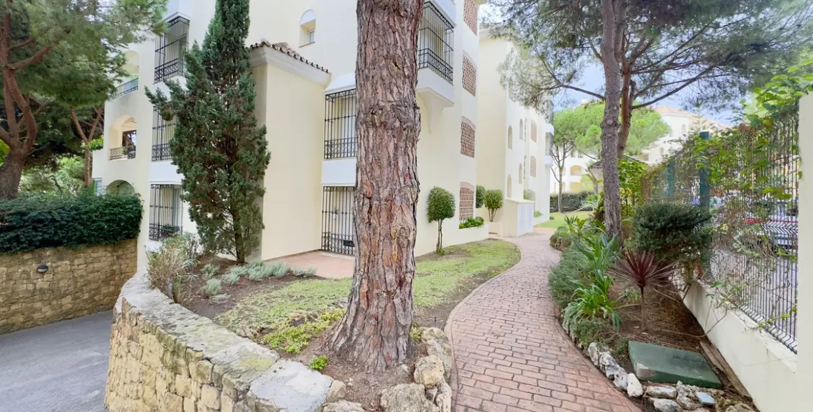 Sale of middle floor apartment in Elviria 37