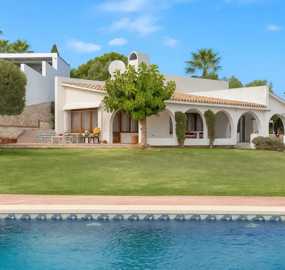 Продажа  отдельно стоящей виллы в Cerros del Aguila