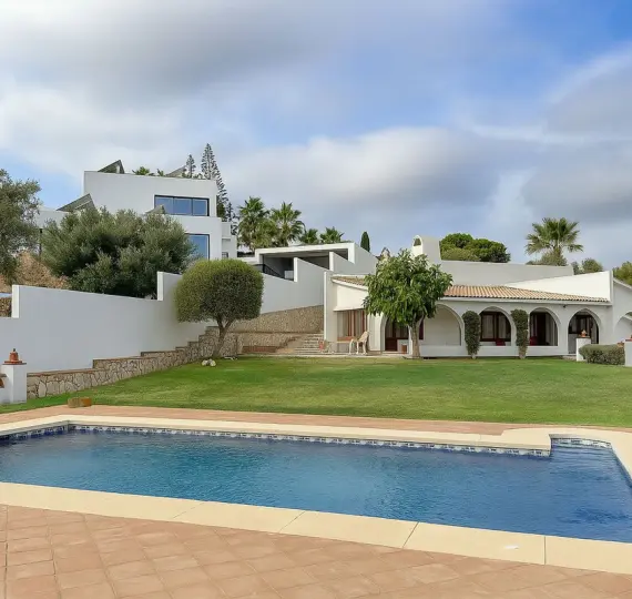 Продажа  отдельно стоящей виллы в Cerros del Aguila