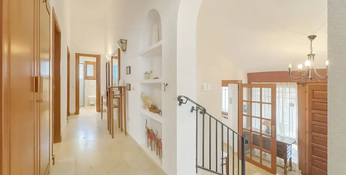 Продажа  отдельно стоящей виллы в Cerros del Aguila 12