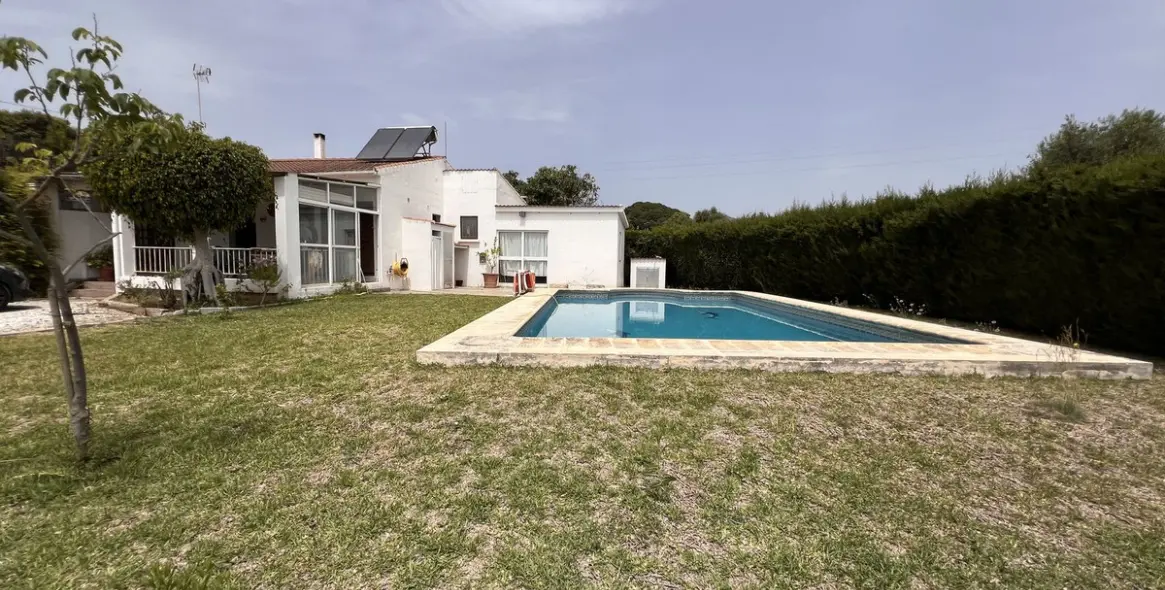 Продажа  отдельно стоящей виллы в Selwo 1