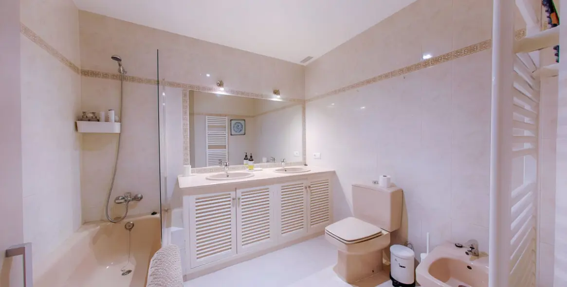 Продажа двухуровневого пентхауса в Marbella 33