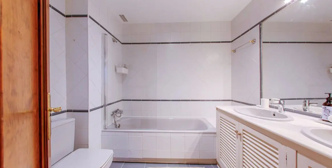 Продажа двухуровневого пентхауса в Marbella 34