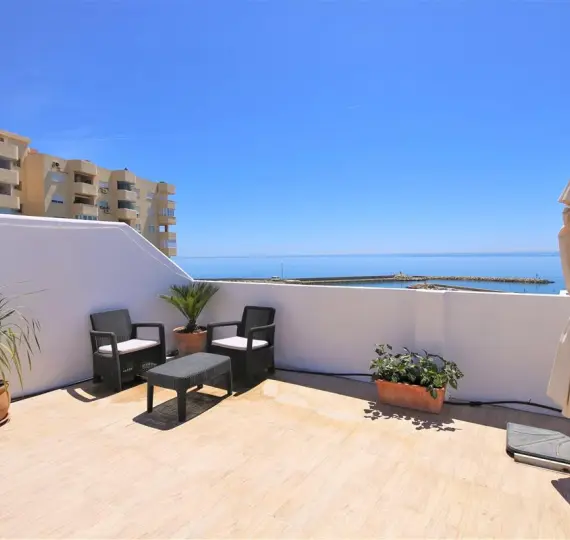 Sale of penthouse in Estepona