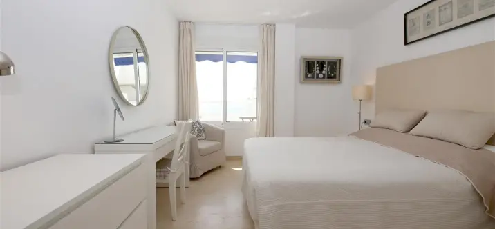 Sale of penthouse in Estepona 2