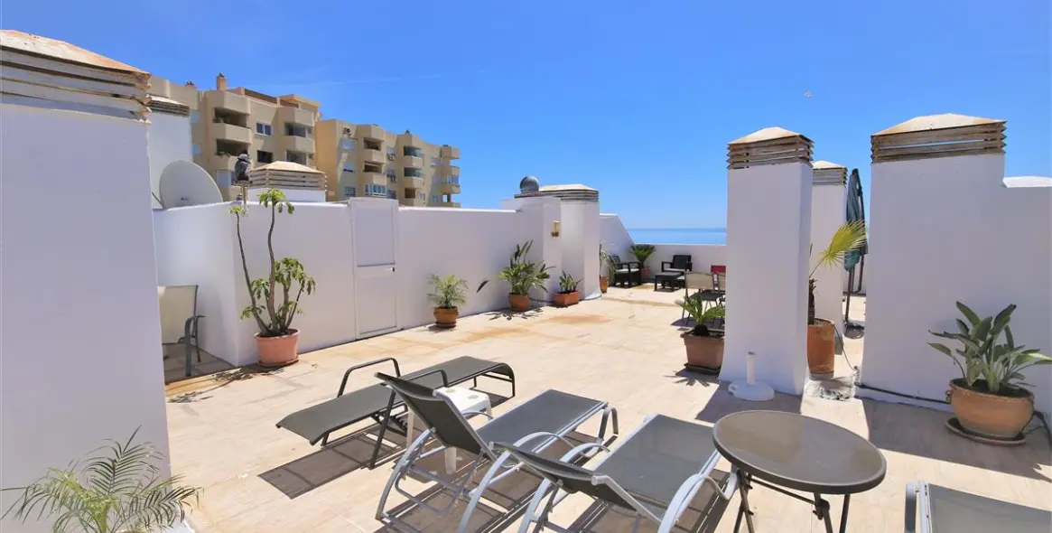 Sale of penthouse in Estepona 12