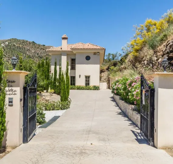 Продажа  отдельно стоящей виллы в Arenas