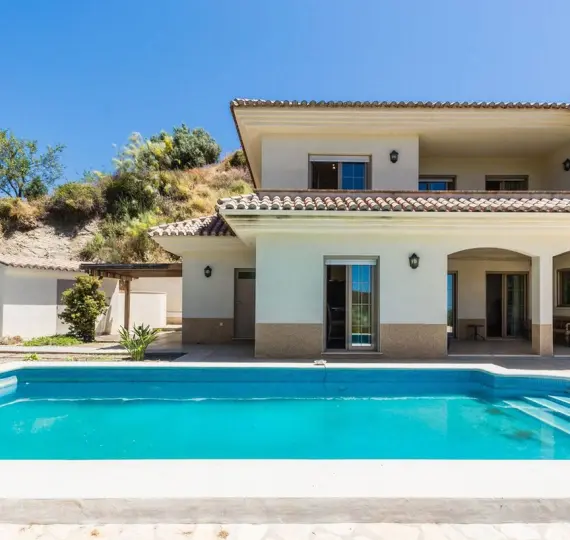 Продажа  отдельно стоящей виллы в Arenas