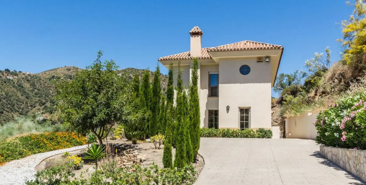 Продажа  отдельно стоящей виллы в Arenas 5