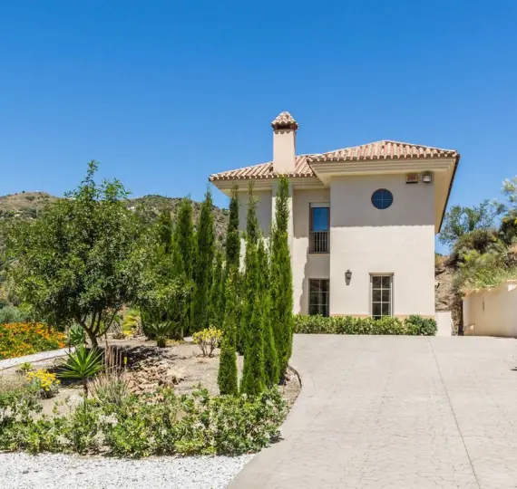 Продажа  отдельно стоящей виллы в Arenas