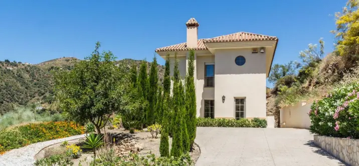 Продажа  отдельно стоящей виллы в Arenas 4