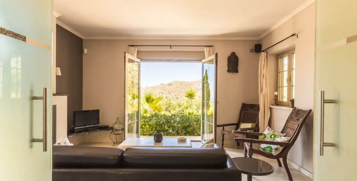 Продажа  отдельно стоящей виллы в Arenas 6