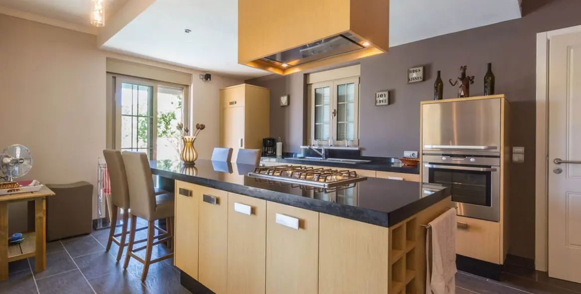 Продажа  отдельно стоящей виллы в Arenas 10