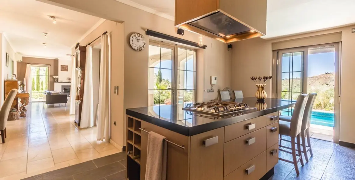 Продажа  отдельно стоящей виллы в Arenas 11