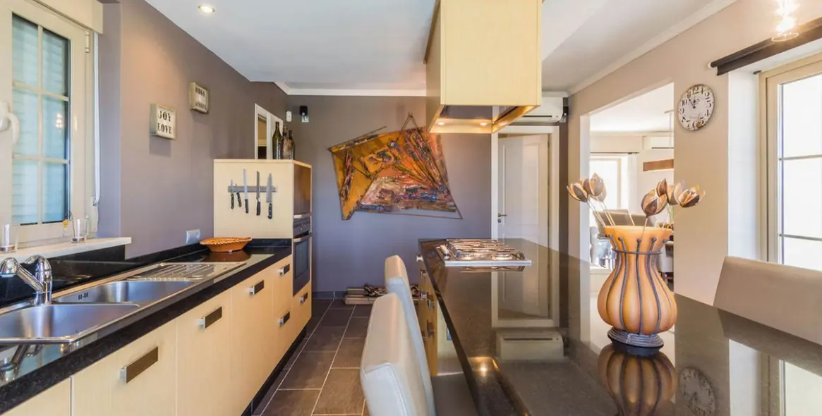 Продажа  отдельно стоящей виллы в Arenas 12