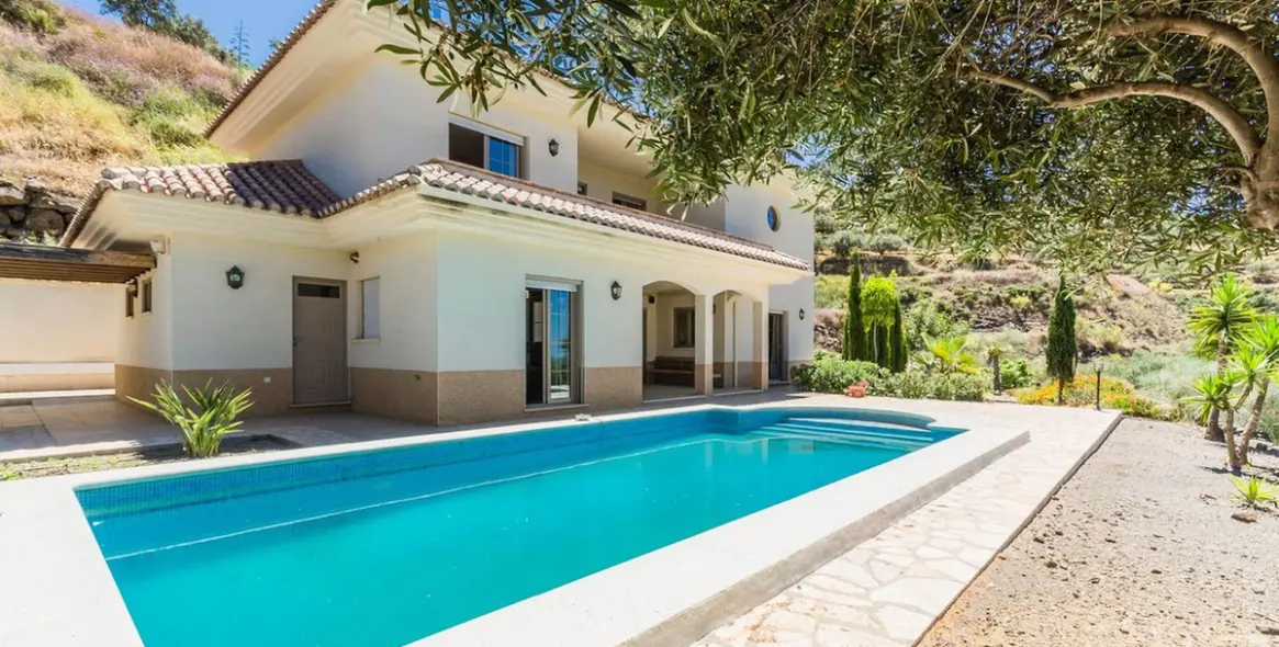 Продажа  отдельно стоящей виллы в Arenas 16