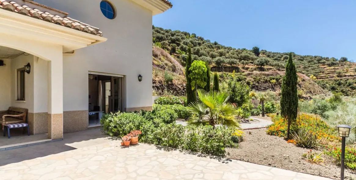 Продажа  отдельно стоящей виллы в Arenas 18