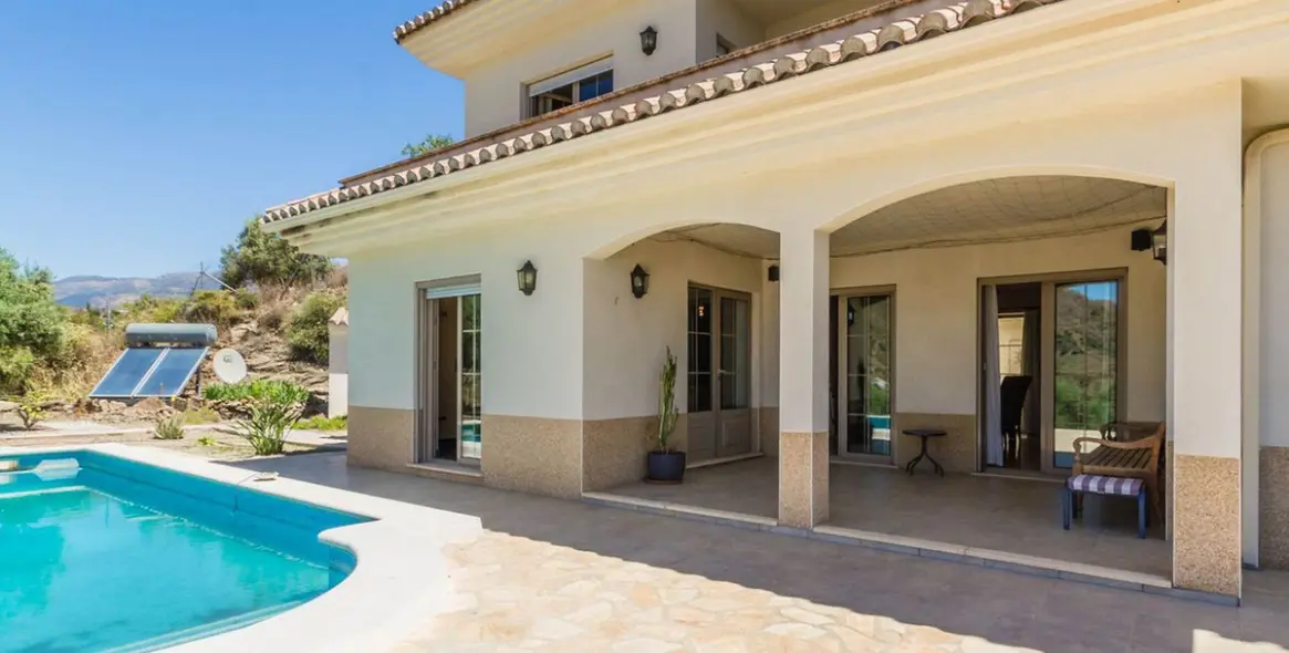 Sale of detached villa in Arenas 21