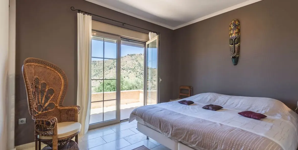 Sale of detached villa in Arenas 32