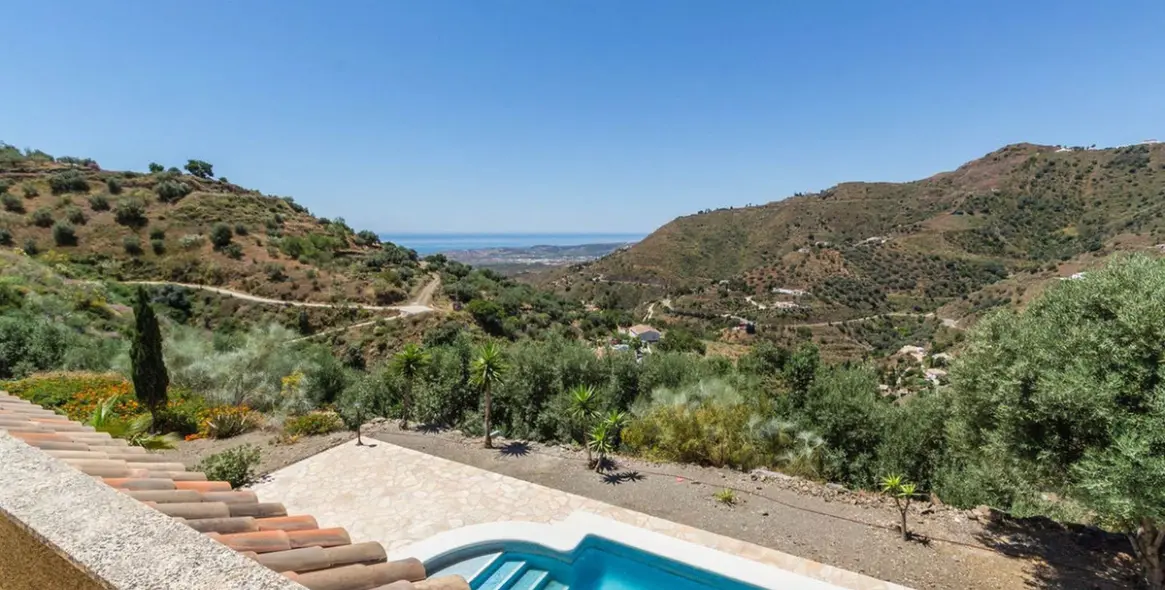 Sale of detached villa in Arenas 36