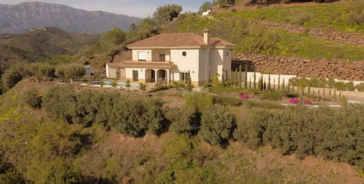 Sale of detached villa in Arenas 50