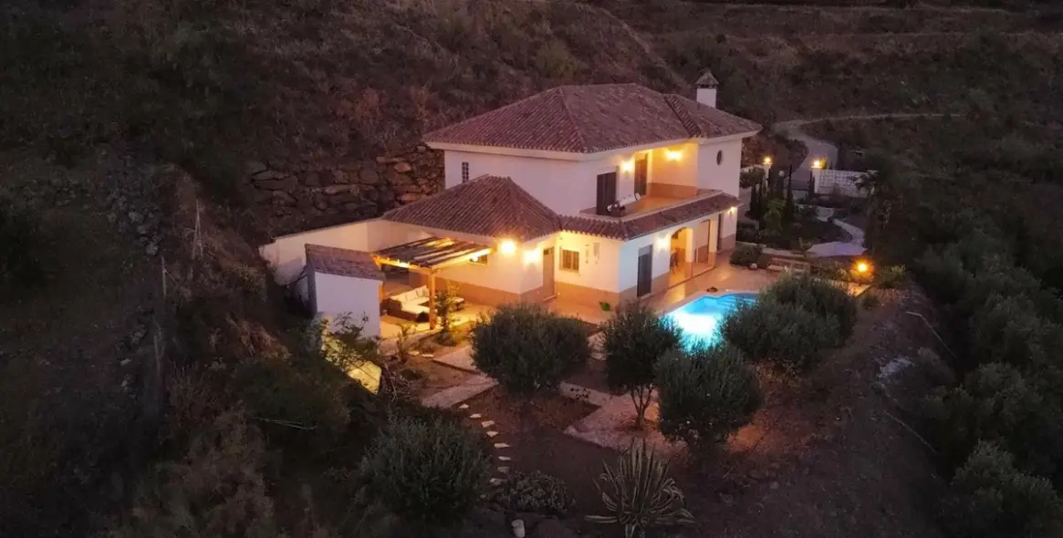 Sale of detached villa in Arenas 51