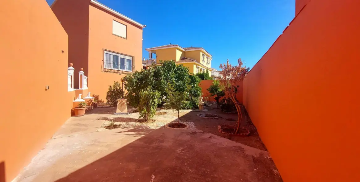 Продажа  отдельно стоящей виллы в Puerto de la Torre 38