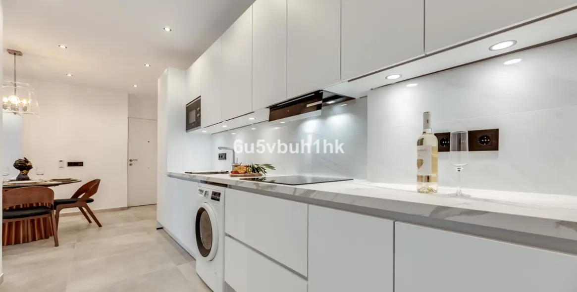 Venta de apartamento en planta media en Estepona 23