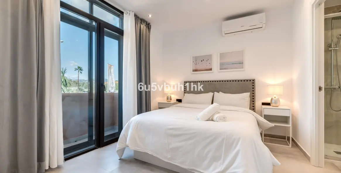 Venta de apartamento en planta media en Estepona 24