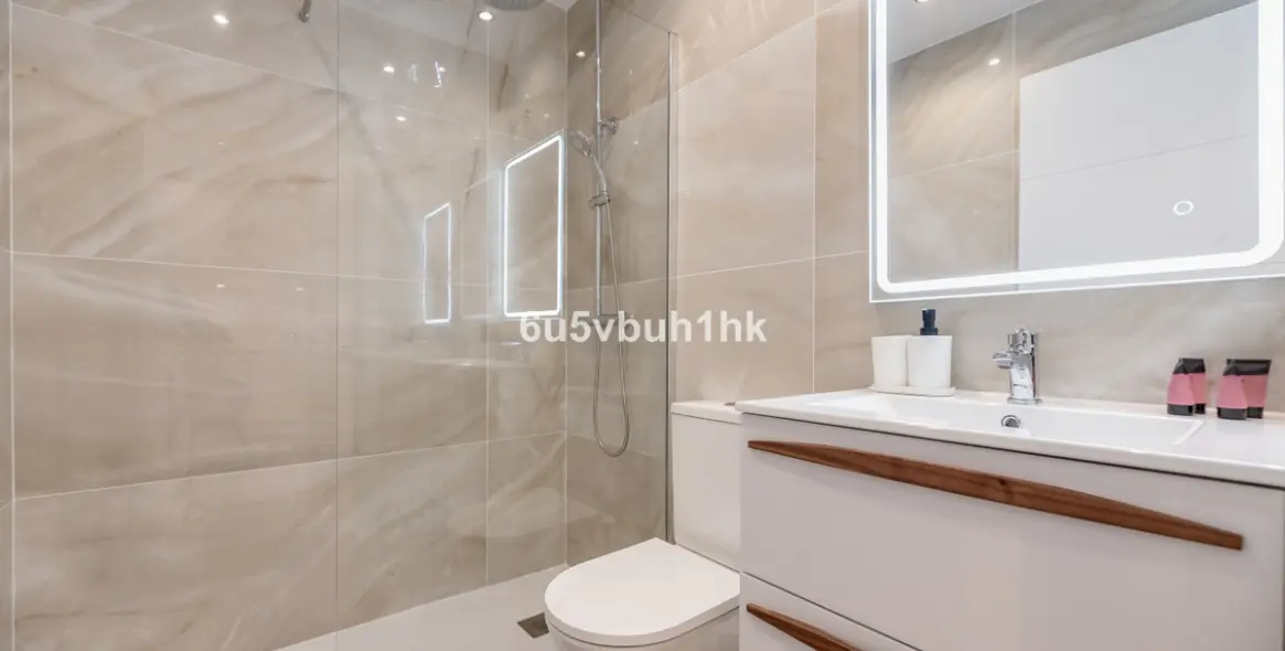 Venta de apartamento en planta media en Estepona 28