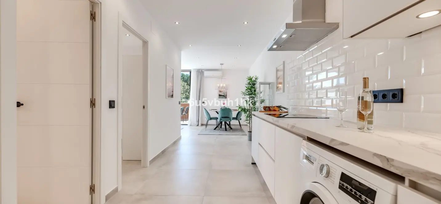 Продажа апартаментов на среднем этаже в Estepona 4