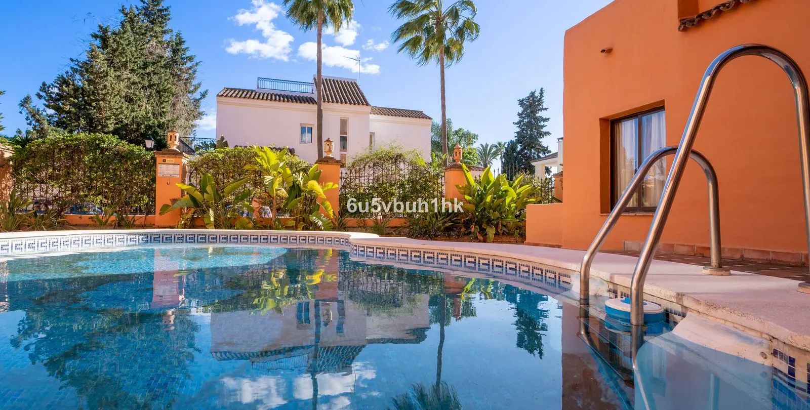 Sale of middle floor apartment in Estepona 13