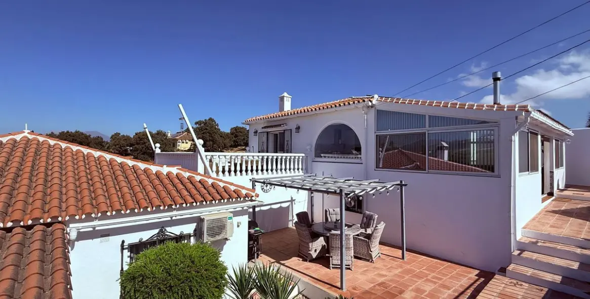 Sale of detached villa in Coín 1