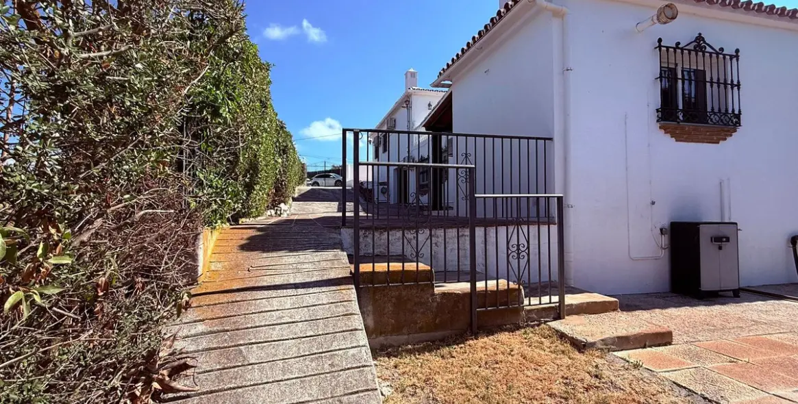 Sale of detached villa in Coín 9